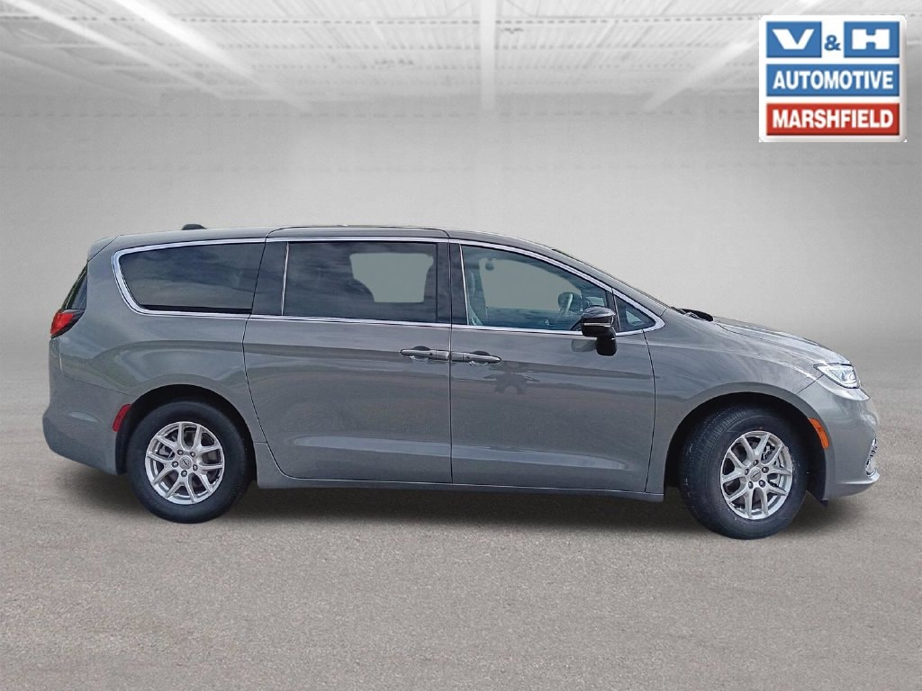 Used 2025 Chrysler Pacifica Select Minivan/Van