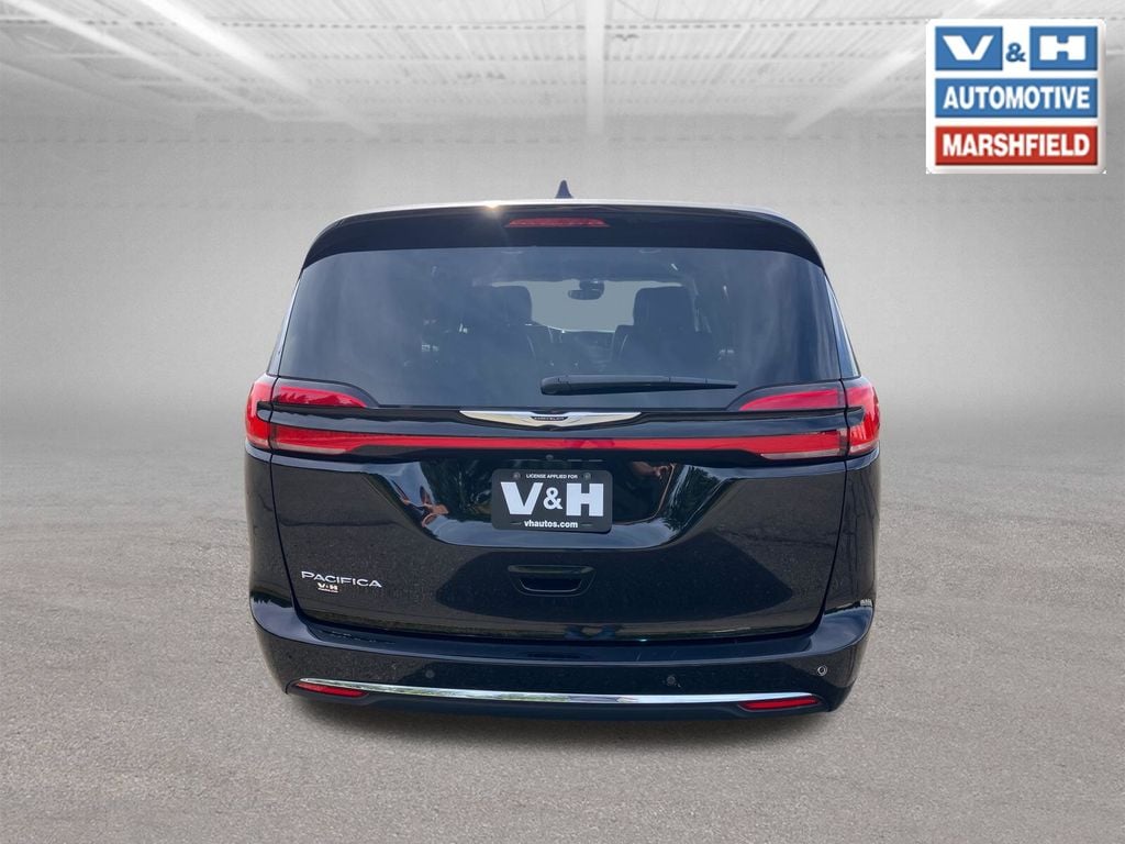 Used 2024 Chrysler Pacifica Touring L Minivan/Van