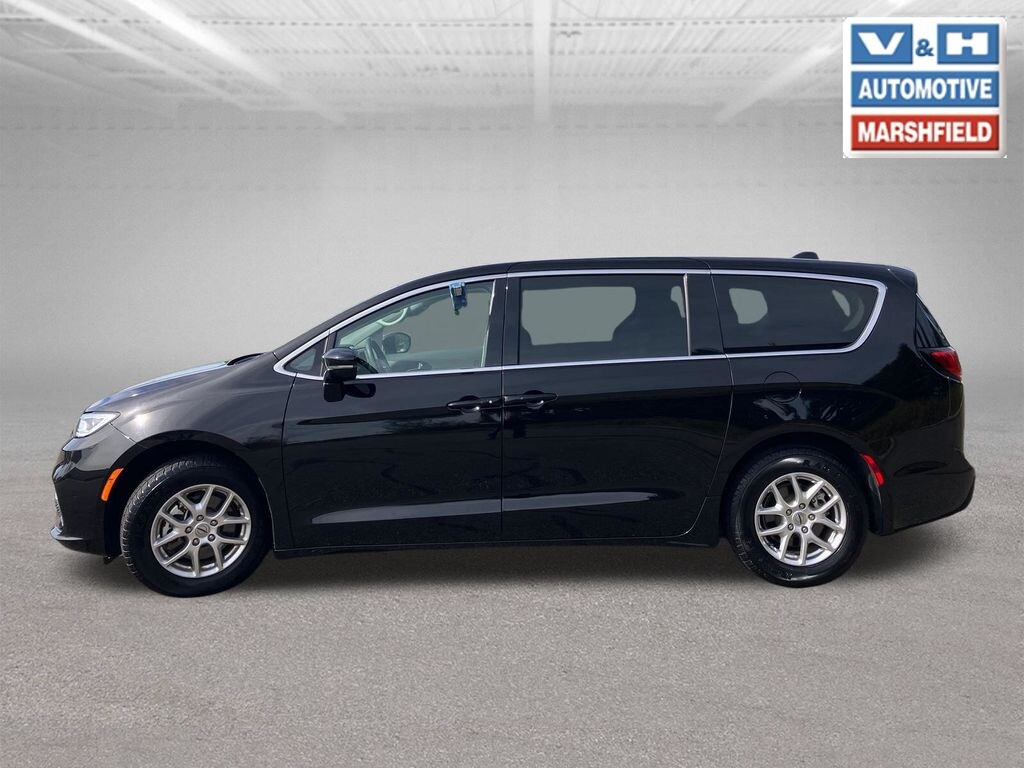 Used 2024 Chrysler Pacifica Touring L Minivan/Van