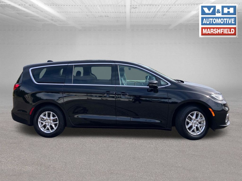 Used 2024 Chrysler Pacifica Touring L Minivan/Van