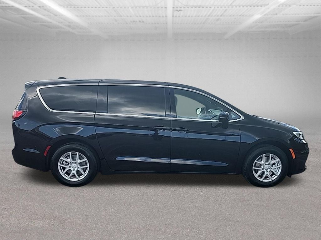 2026 Chrysler Pacifica Select - Photo 12