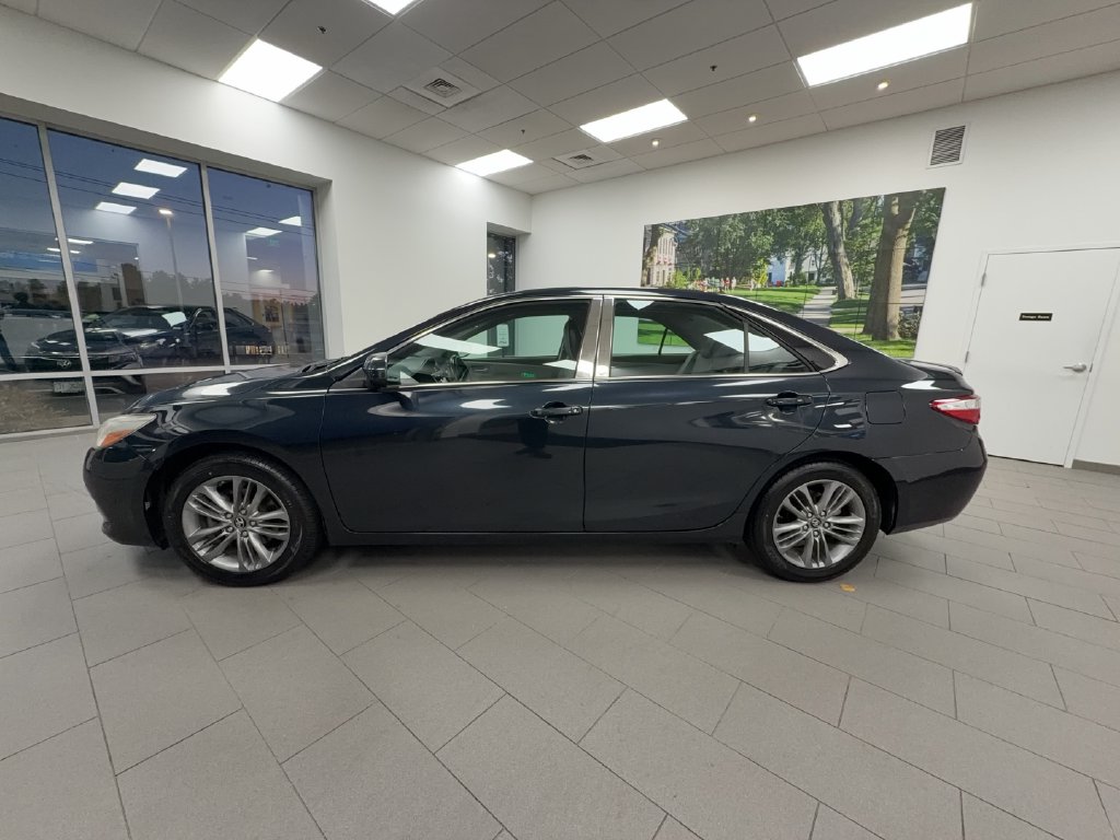 Used 2017 Toyota Camry SE Sedan