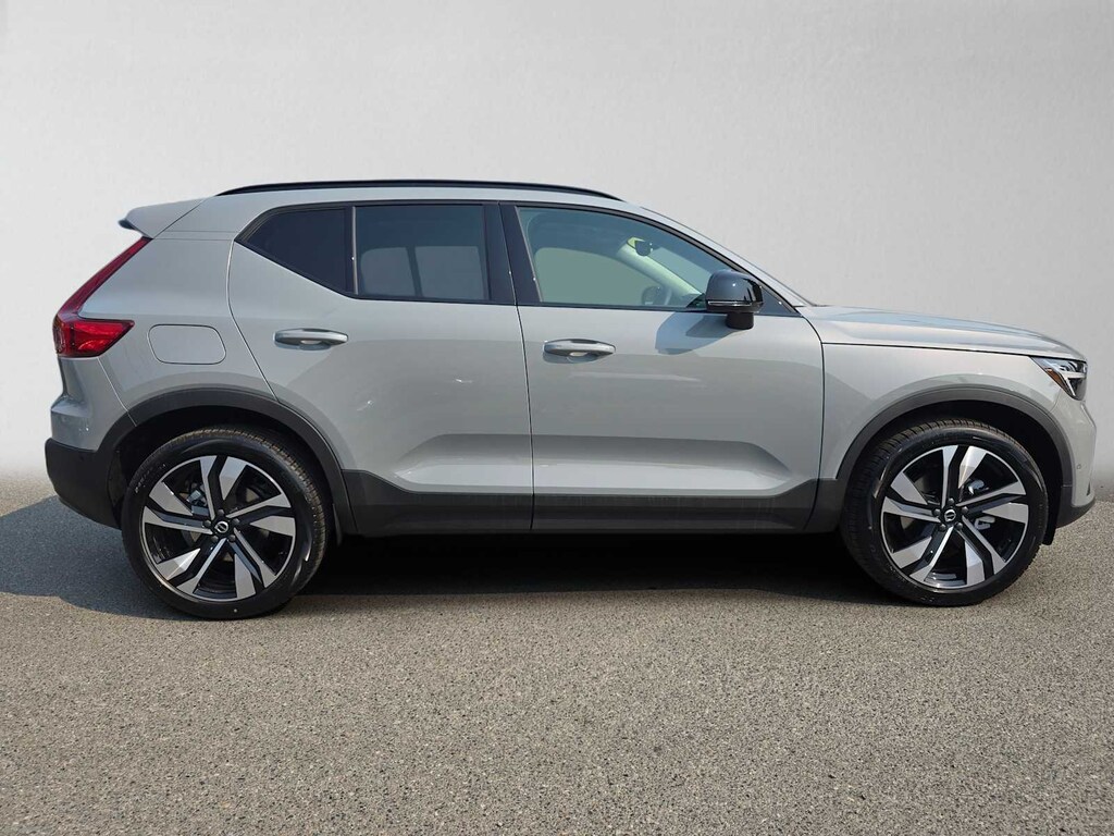 New 2026 Volvo XC40 B5 Ultra SUV