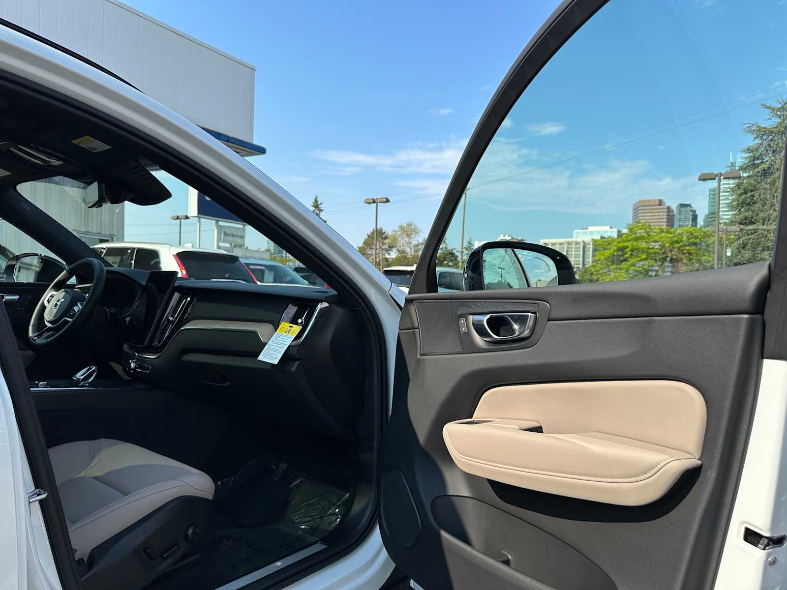 2026 Volvo XC60 Plus - Photo 11
