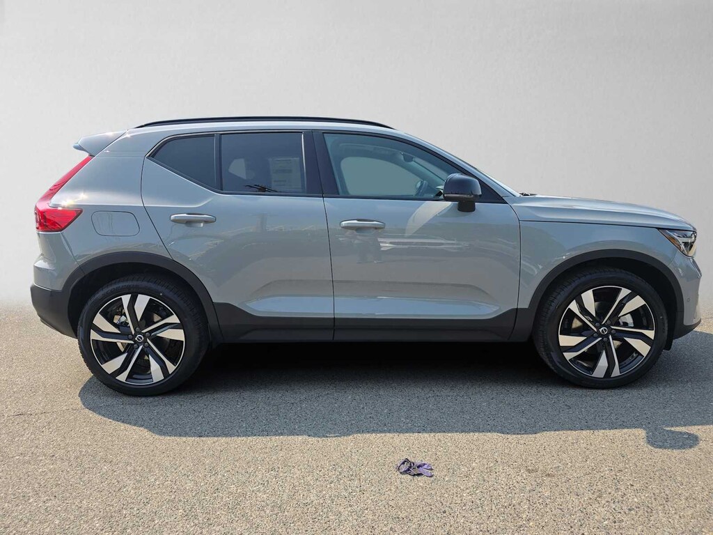 New 2026 Volvo XC40 B5 Ultra SUV