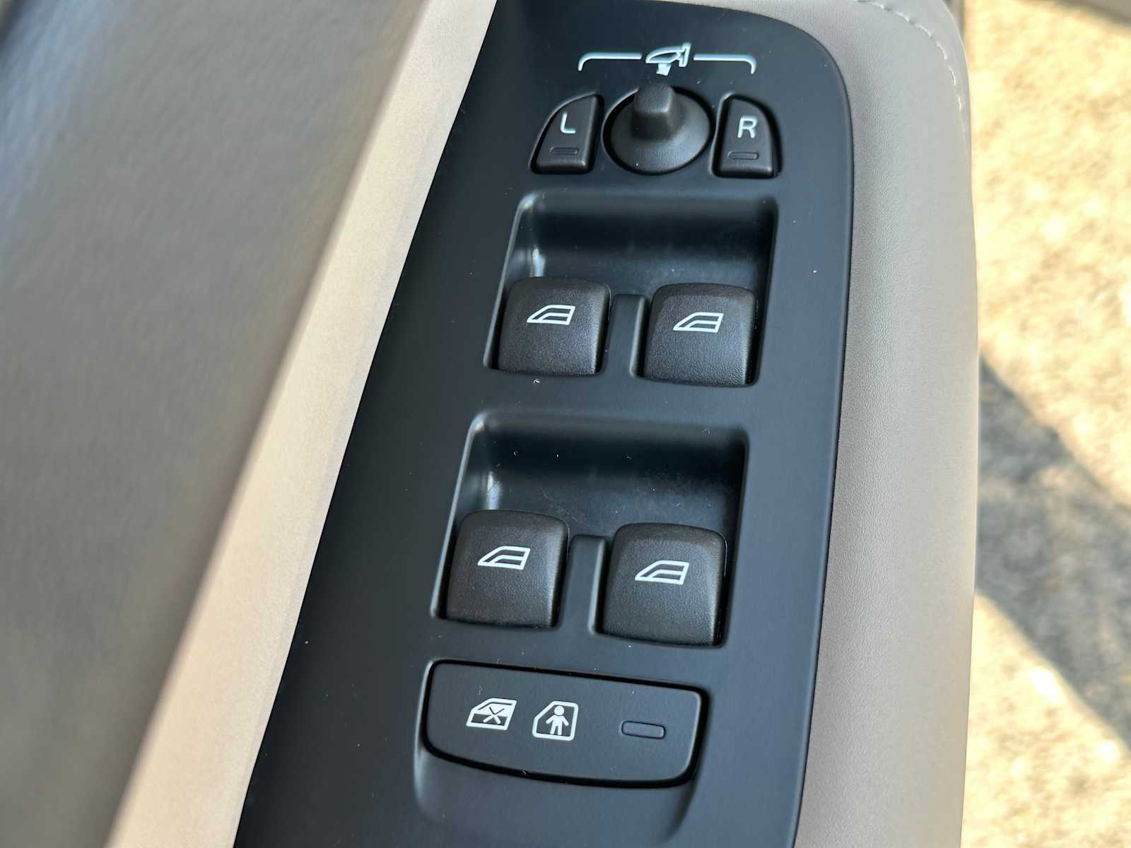 2026 Volvo XC60 Plus - Photo 20