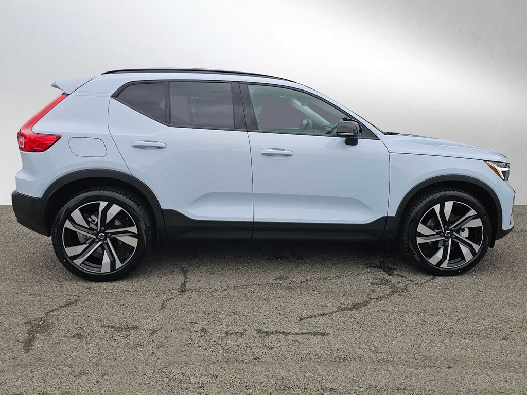 New 2026 Volvo XC40 B5 Plus SUV