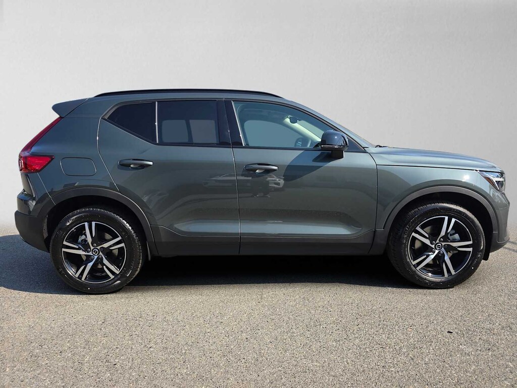 New 2026 Volvo XC40 B5 Core SUV