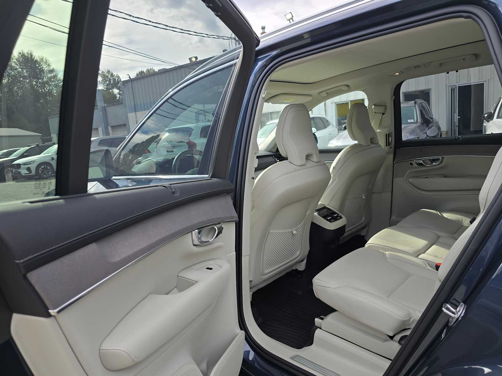 2026 Volvo XC90 Ultra - Photo 16