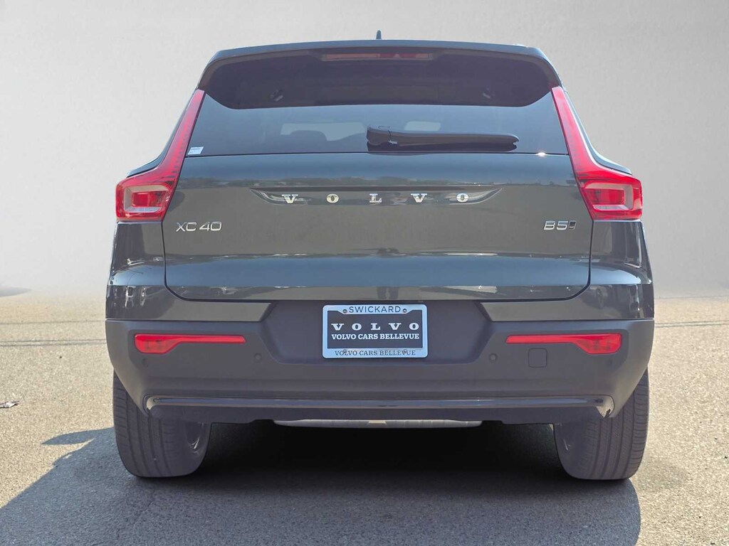 New 2026 Volvo XC40 B5 Core SUV