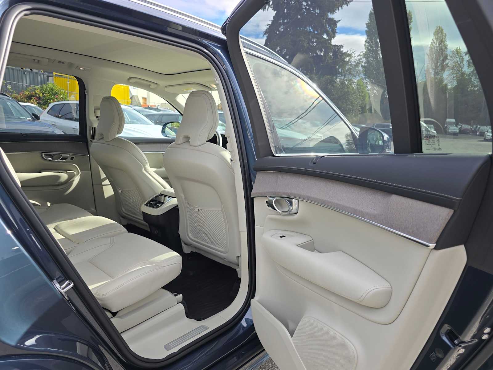 2026 Volvo XC90 Ultra - Photo 13