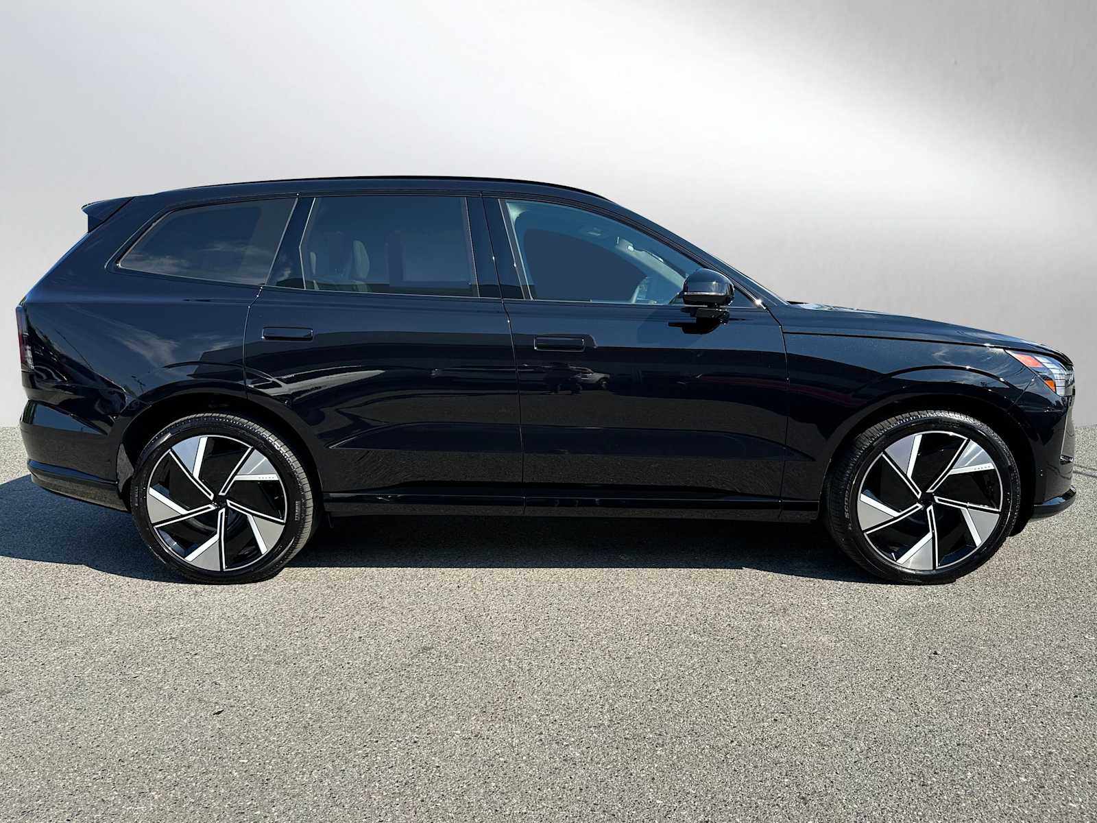 2025 Volvo EX90 Ultra - Photo 2
