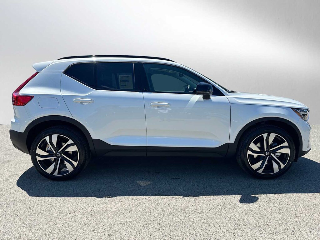 New 2026 Volvo XC40 B5 Plus SUV