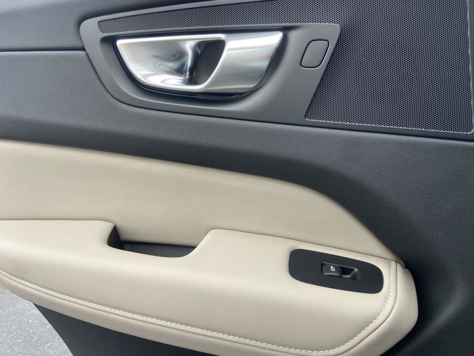 2026 Volvo XC60 Plus - Photo 16