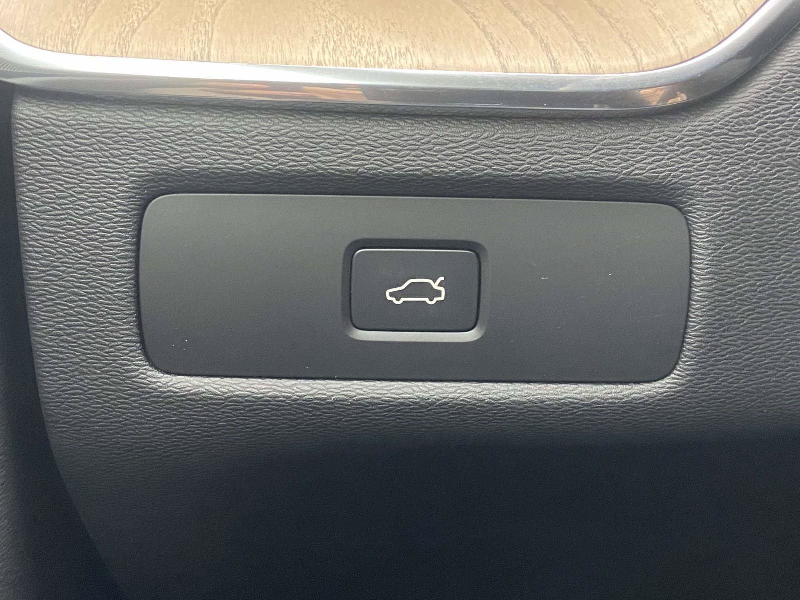 2026 Volvo XC60 Plus - Photo 22