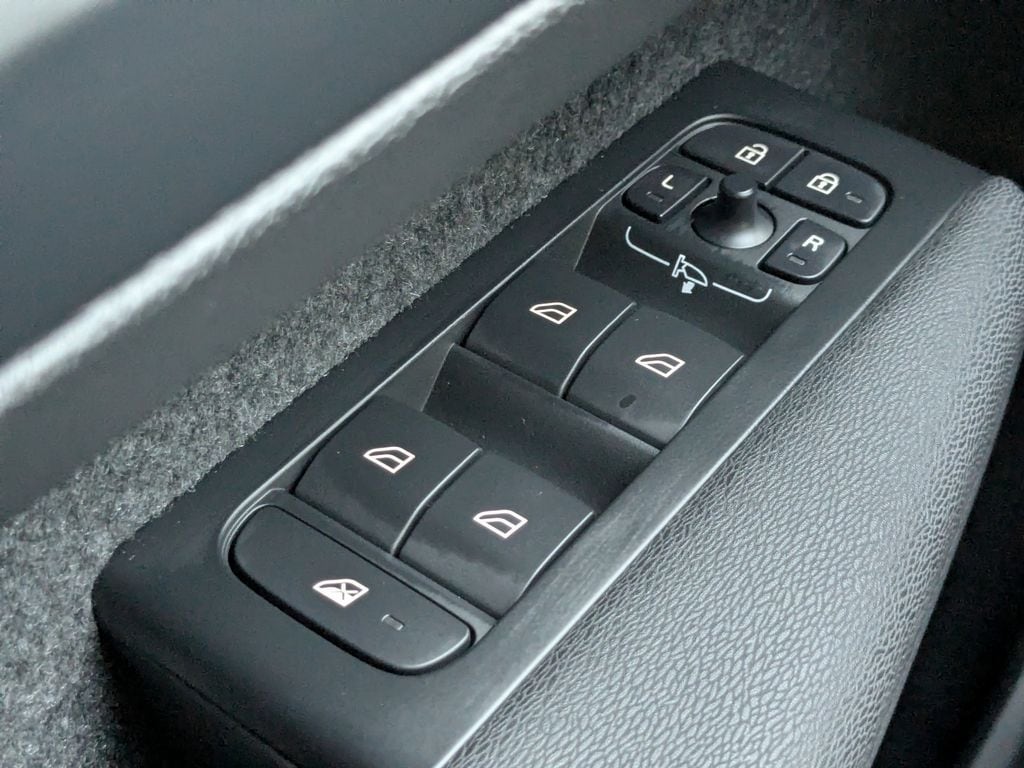 2026 Volvo XC40 Plus - Photo 26
