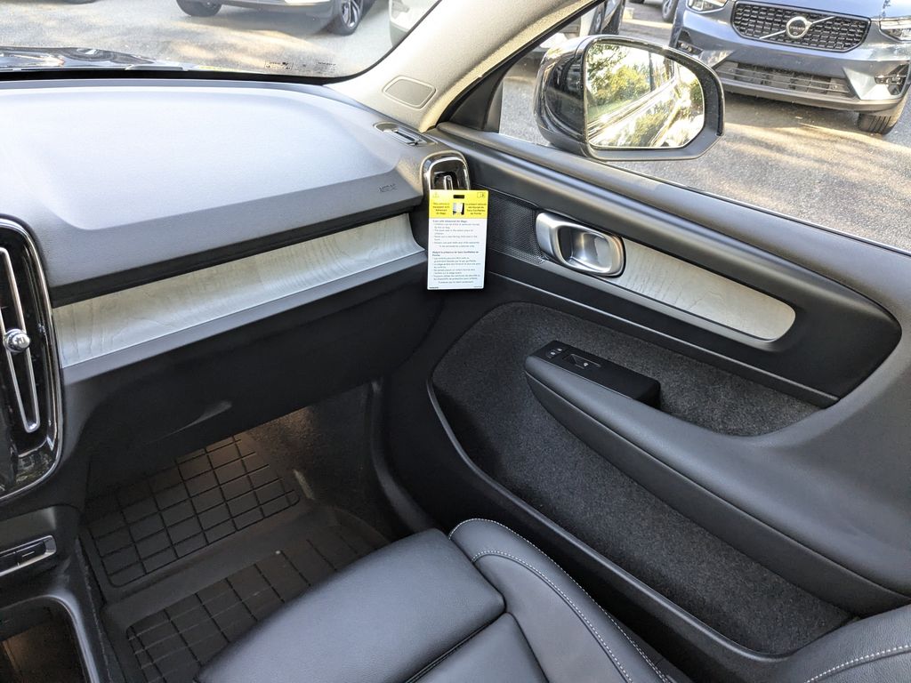 2026 Volvo XC40 Plus - Photo 17