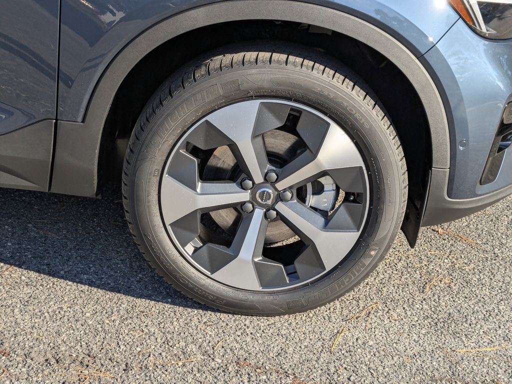 2026 Volvo XC40 Plus - Photo 11