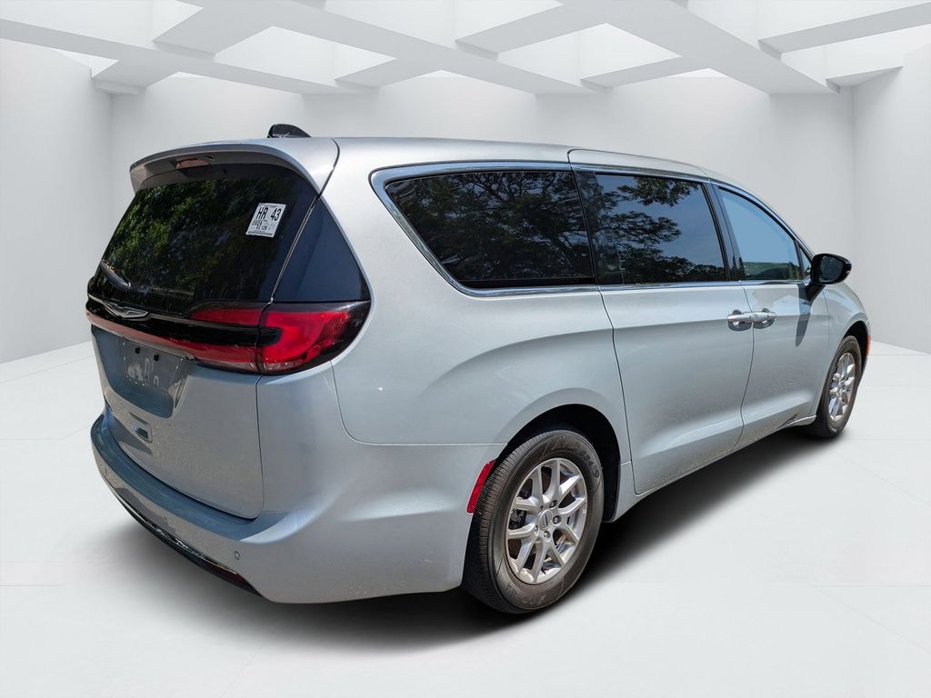 Used 2024 Chrysler Pacifica Touring L Minivan/Van