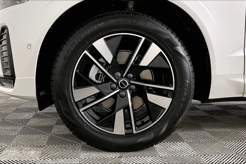 2026 Volvo XC60 Plus - Photo 8