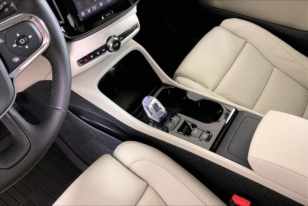 2026 Volvo XC40 Plus - Photo 6