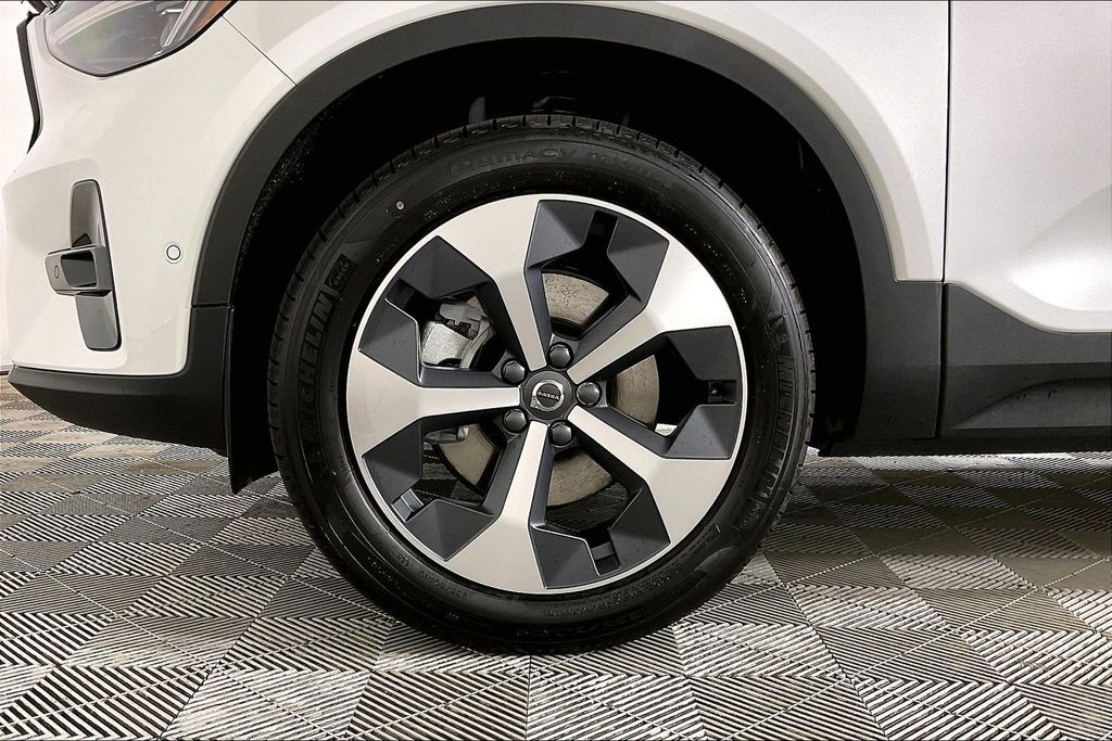 2026 Volvo XC40 Plus - Photo 9