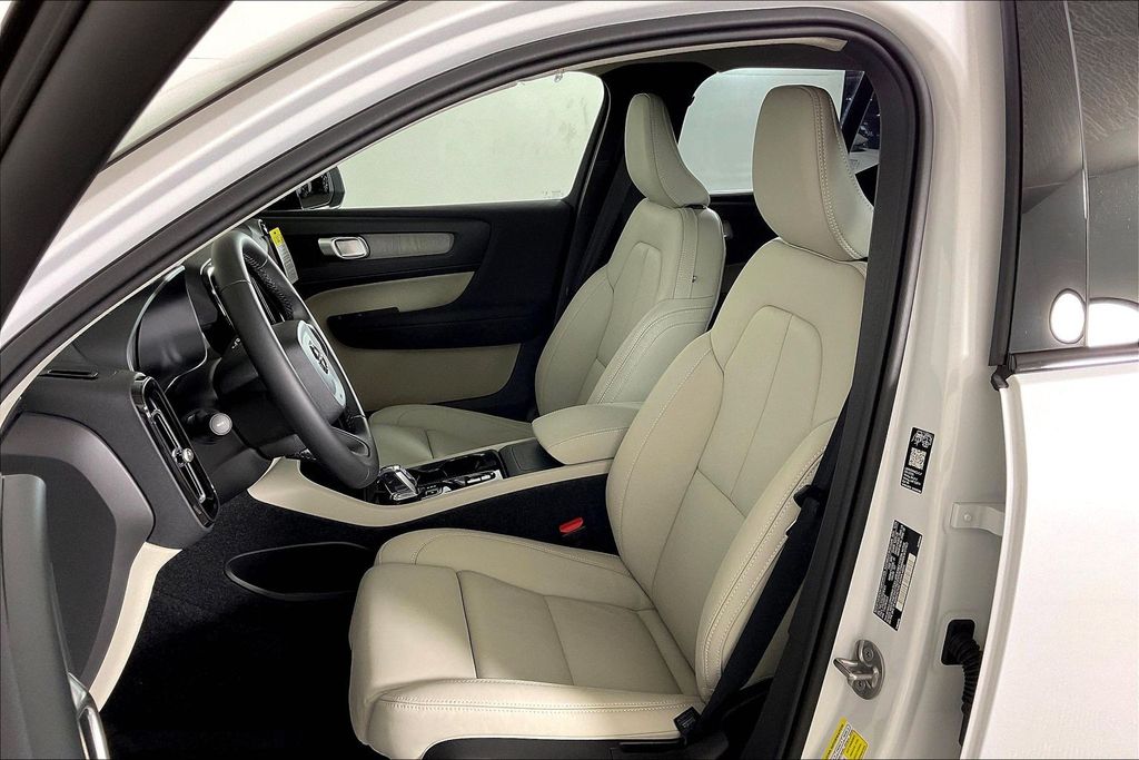 2026 Volvo XC40 Plus - Photo 7