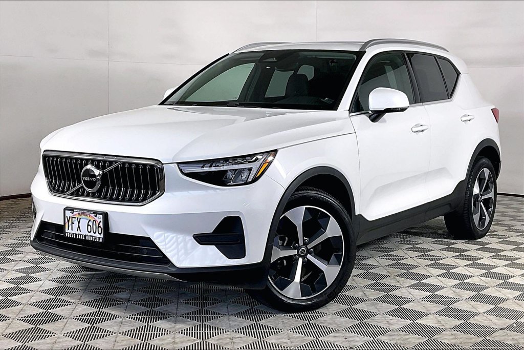2025 Volvo XC40 B5 Core SUV