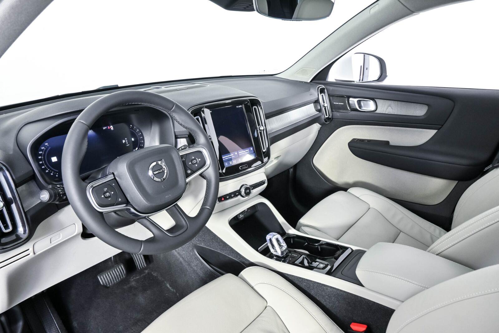 Used 2024 Volvo XC40 B5 Plus Bright SUV