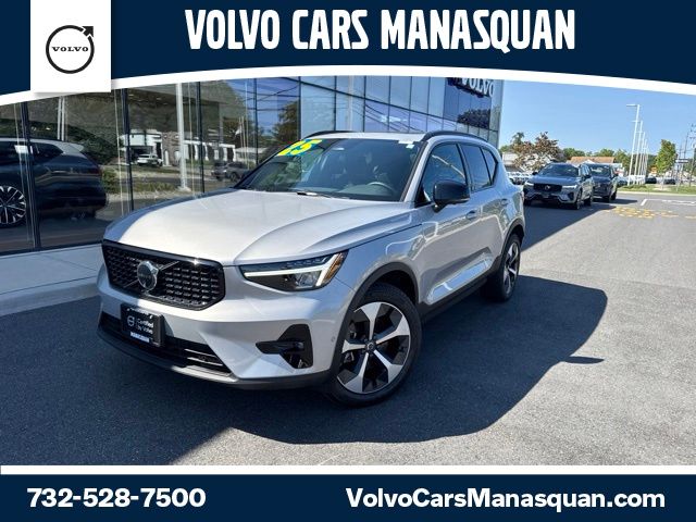 2025 Volvo XC40 B5 Plus Dark Theme SUV