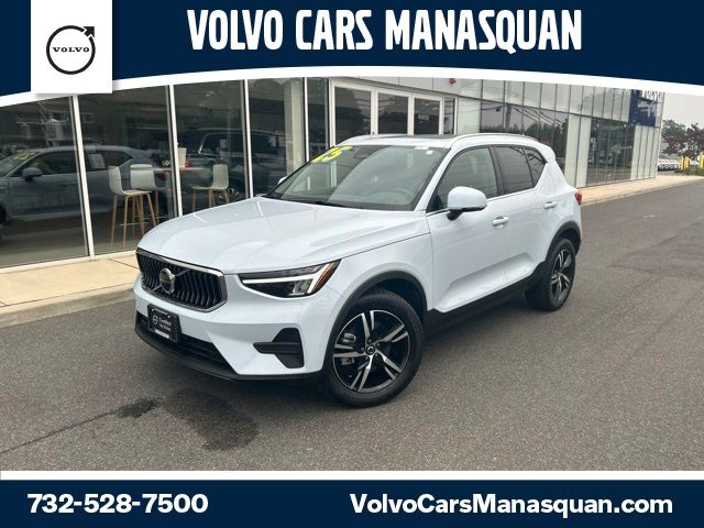2025 Volvo XC40 Core