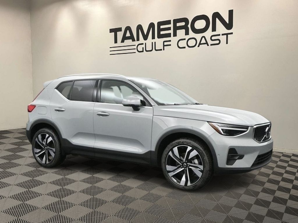 2025 Volvo XC40