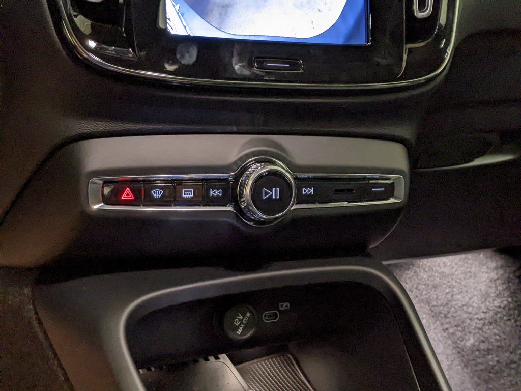 2026 Volvo XC40 Plus - Photo 18