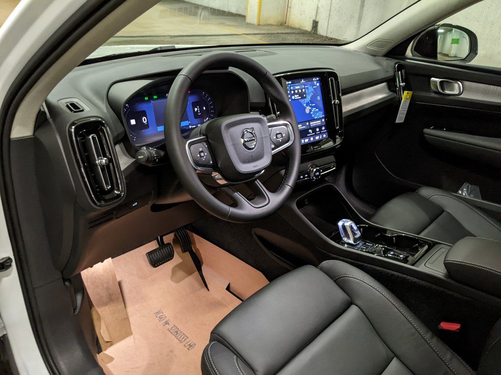 2026 Volvo XC40 Plus - Photo 8
