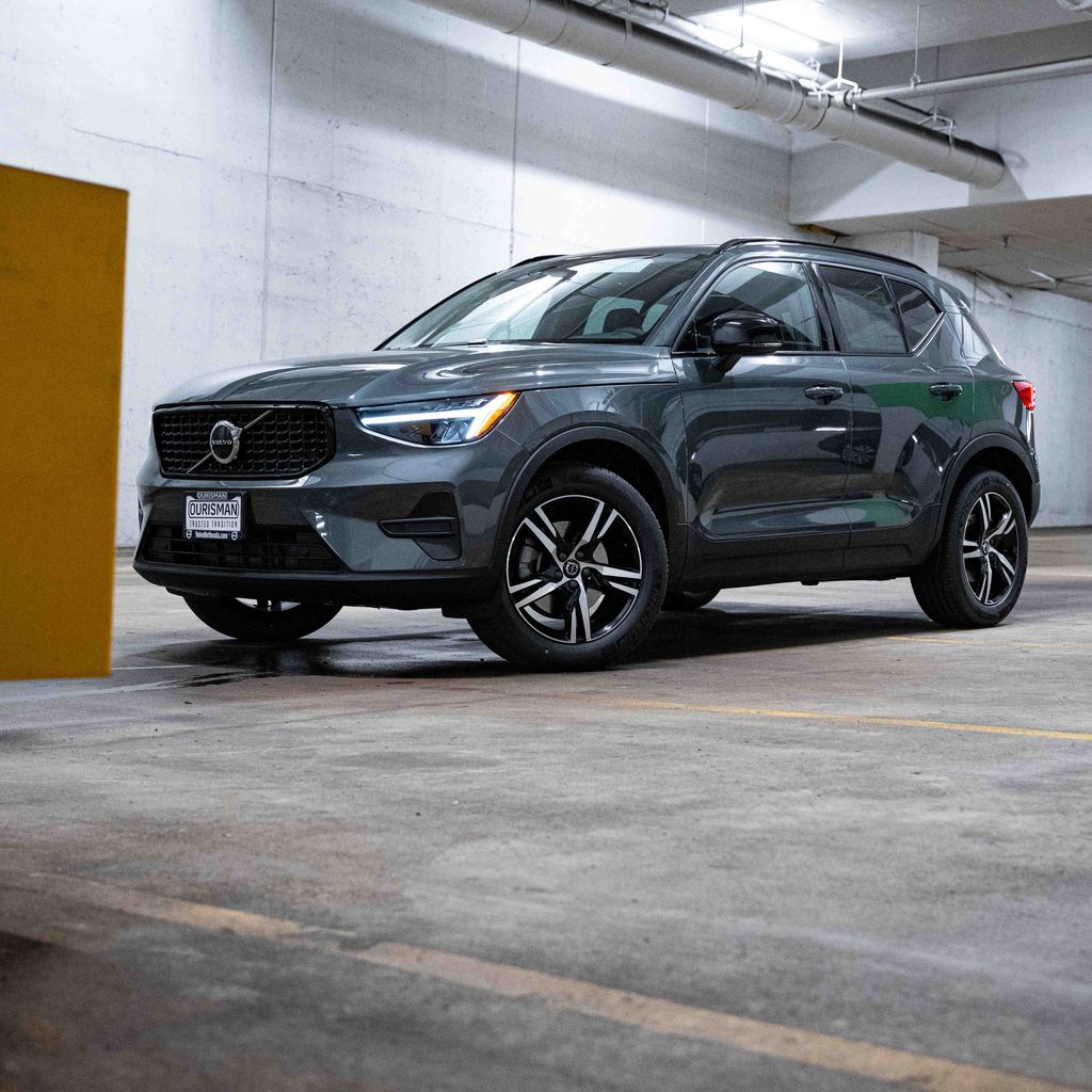 2026 Volvo XC40 Core