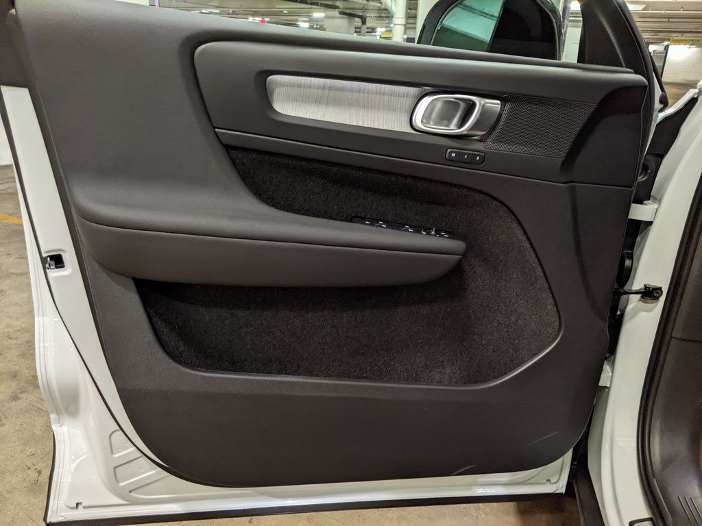 2026 Volvo XC40 Plus - Photo 9