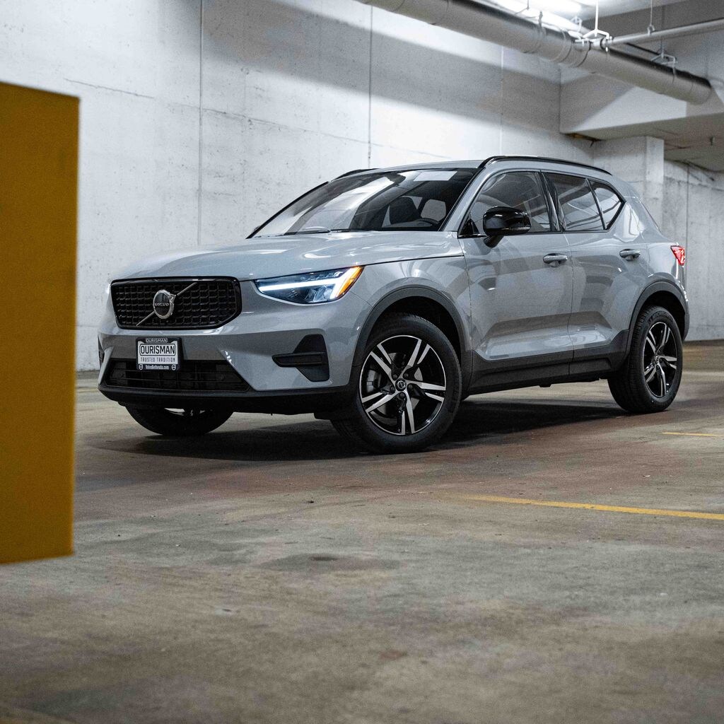 Used 2026 Volvo XC40 B5 Core SUV