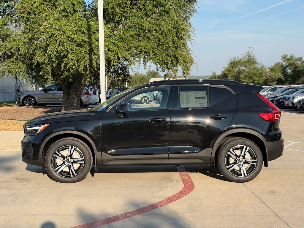 New 2026 Volvo XC40 B4 Core SUV