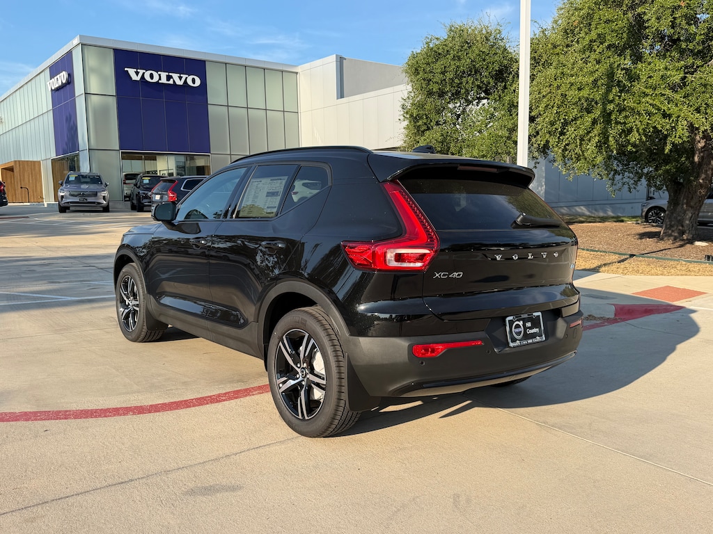 New 2026 Volvo XC40 B4 Core SUV