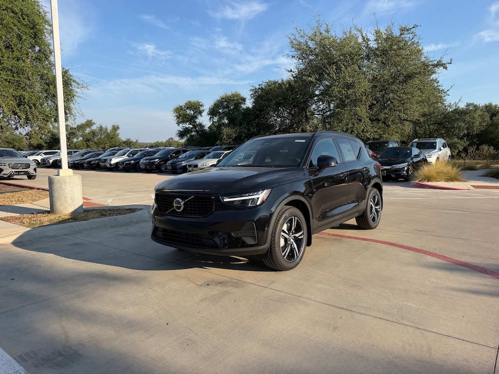 New 2026 Volvo XC40 B4 Core SUV