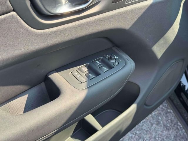 2026 Volvo XC60 Plus - Photo 17