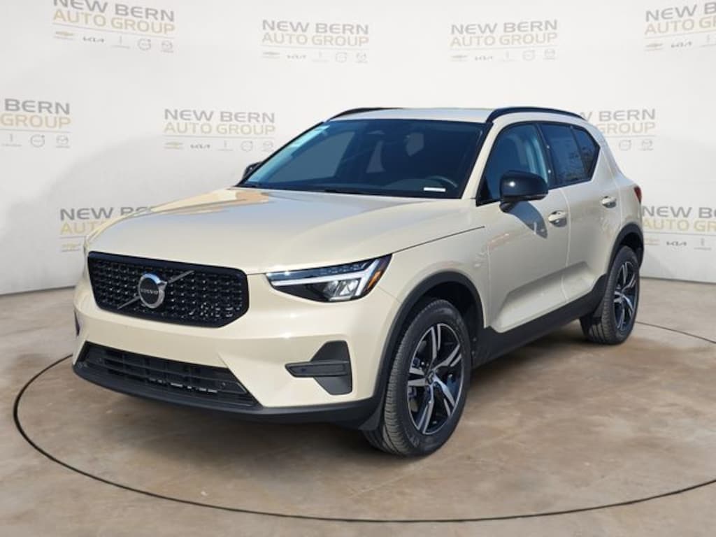 New 2026 Volvo XC40 B5 Core SUV