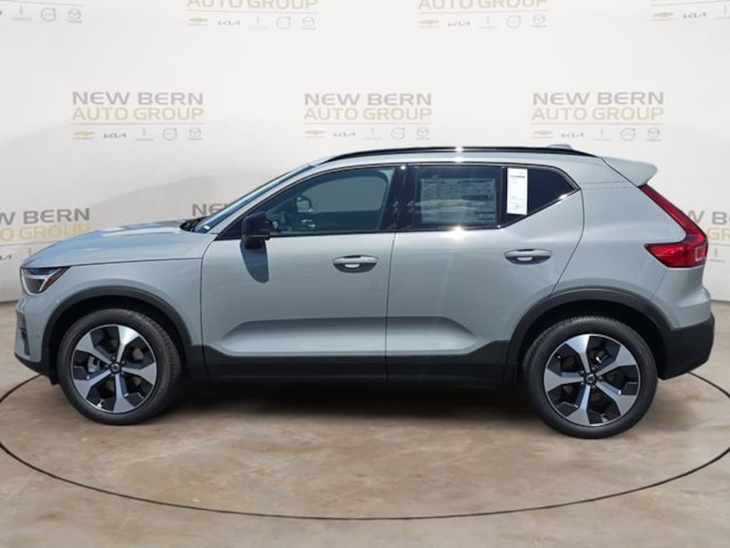 New 2026 Volvo XC40 B5 Plus SUV