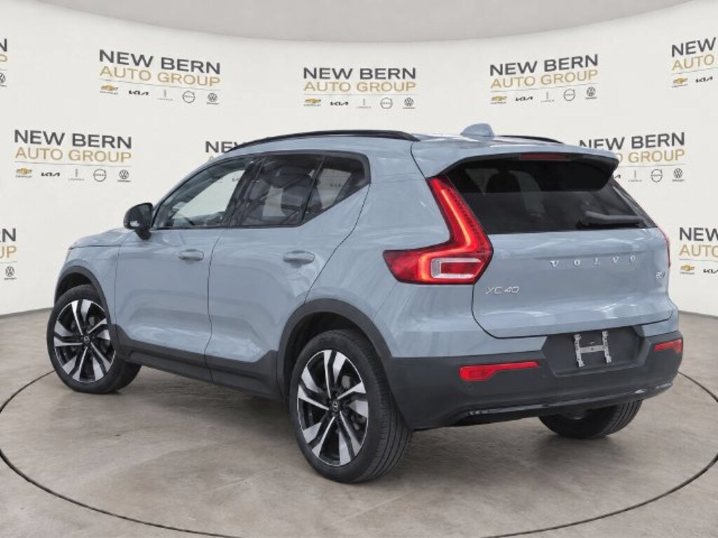 Certified 2025 Volvo XC40 B5 Ultra Dark Theme SUV