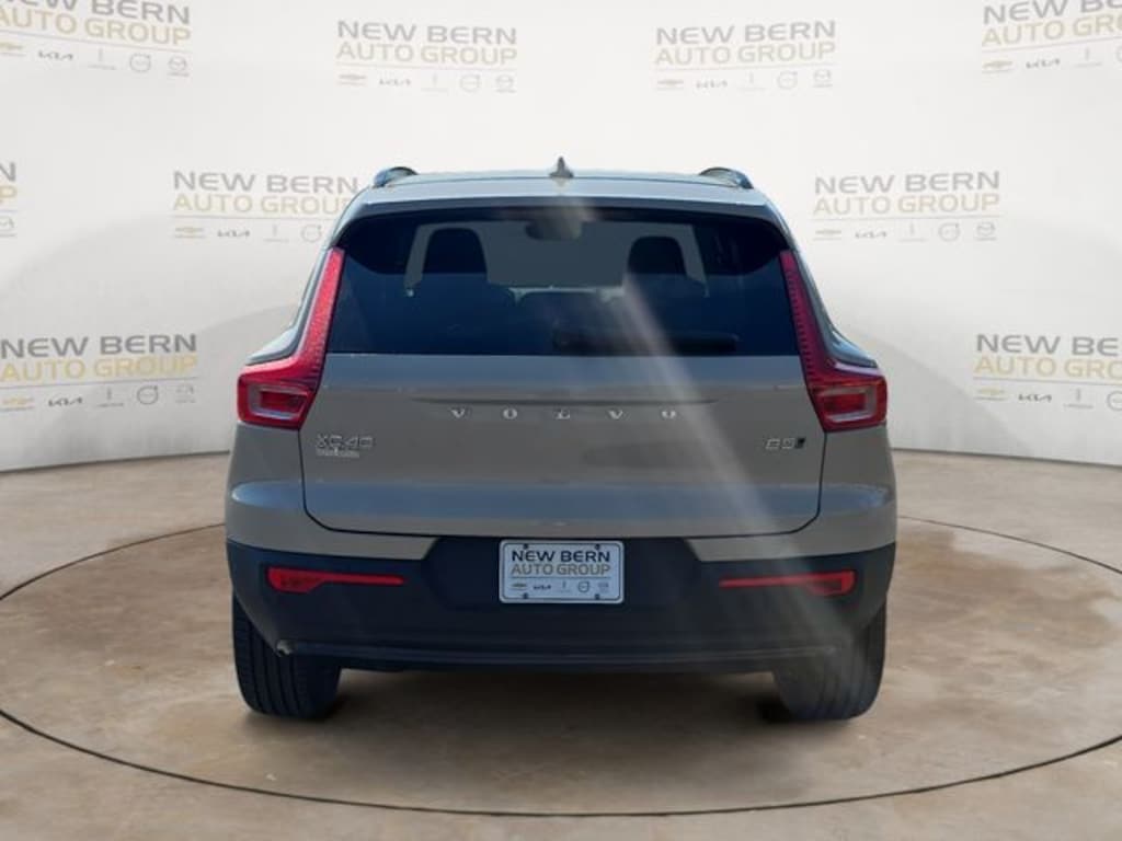 New 2026 Volvo XC40 B5 Core SUV