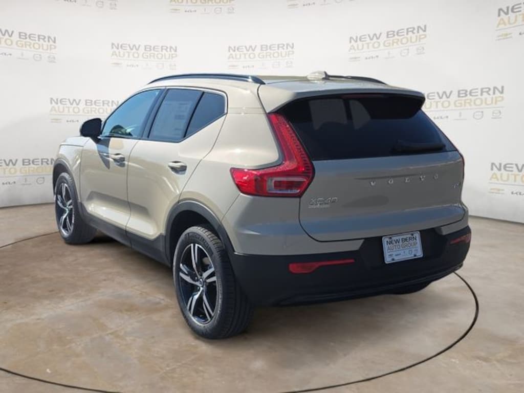 New 2026 Volvo XC40 B5 Core SUV