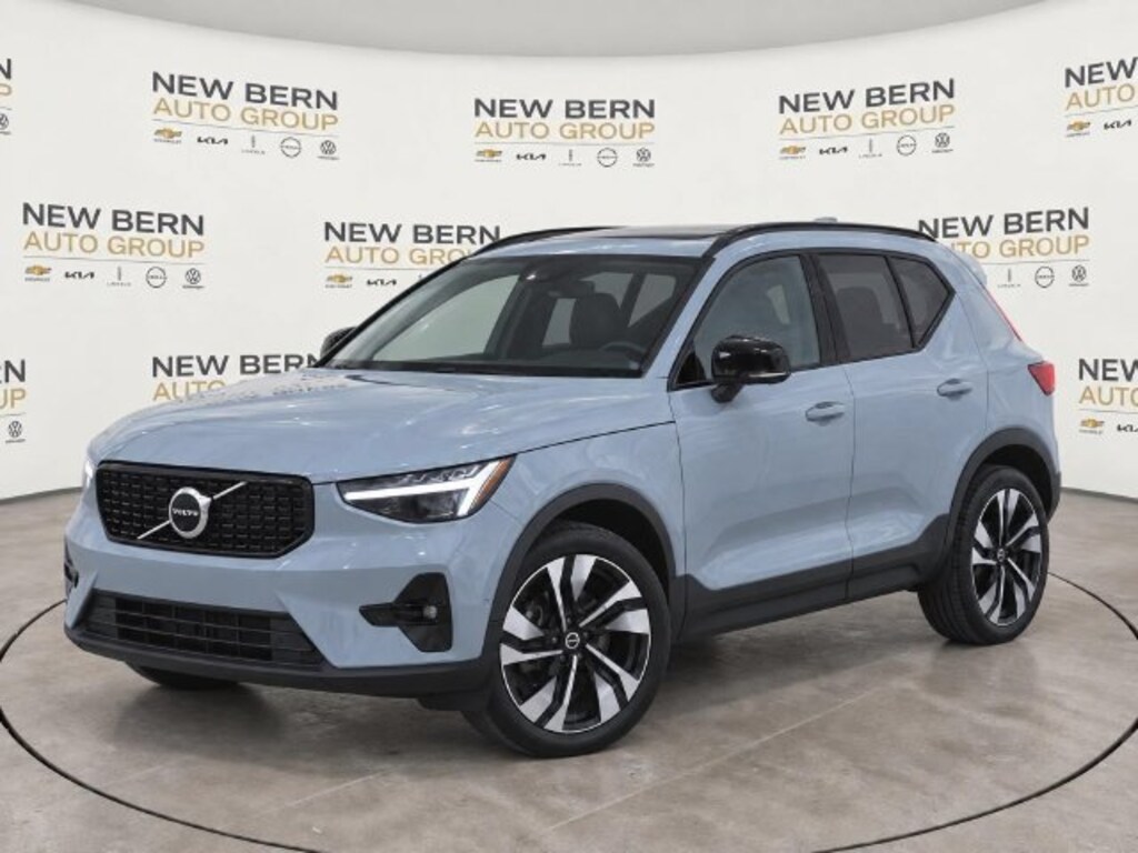 Certified 2025 Volvo XC40 B5 Ultra Dark Theme SUV