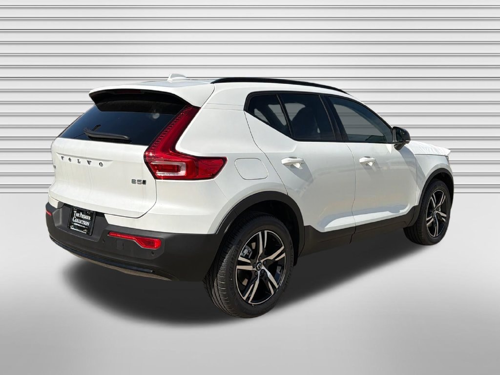 New 2026 Volvo XC40 B5 Core SUV