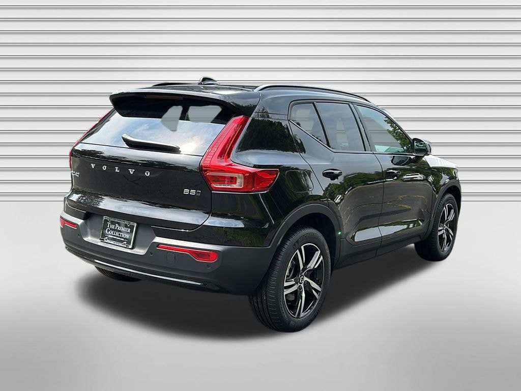 New 2026 Volvo XC40 B5 Core SUV