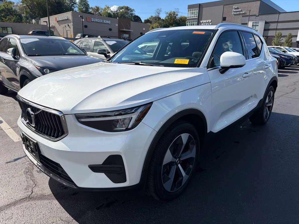 Used 2024 Volvo XC40 B5 Core SUV